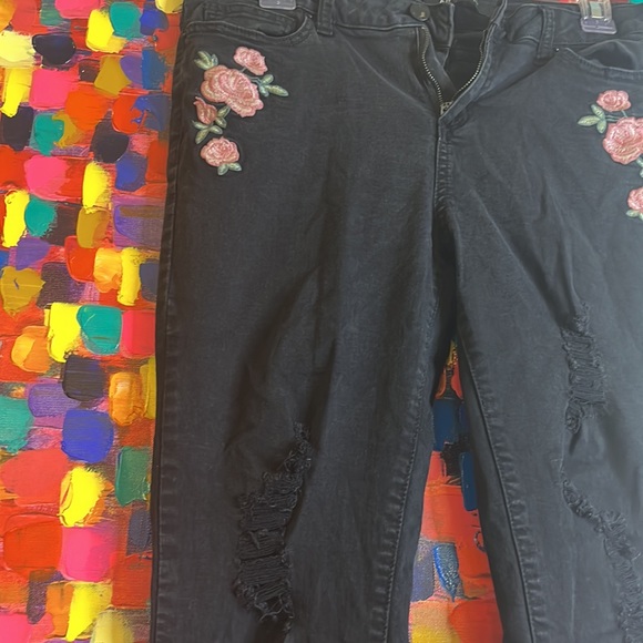 Black jeans with floral print and distress look - Picture 2 of 3